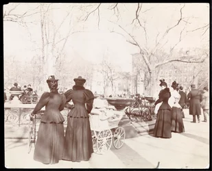 Uitzicht op vrouwen met kinderwagens bij een fontein in Madison Square Park, New York, c.1905